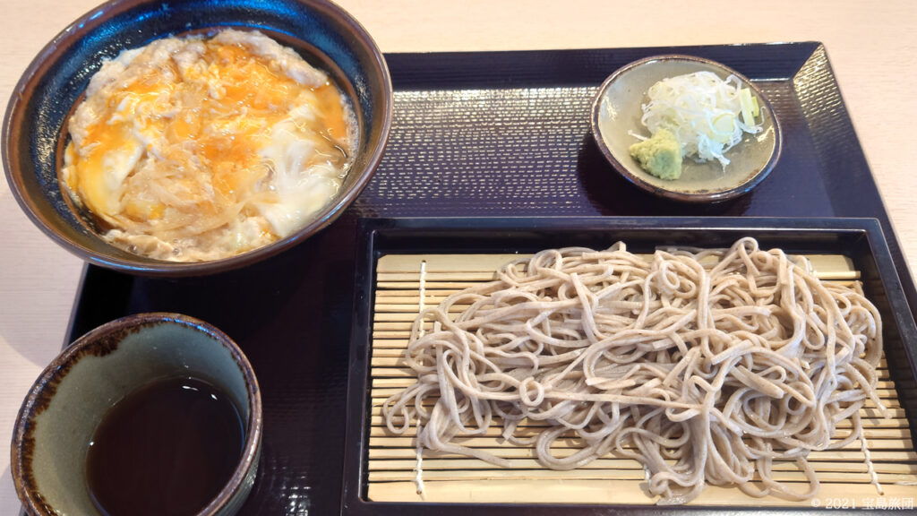 完全に親子丼と間違えていました。
会津蕎麦は少し少ないのでがっつり食べたい方はレジで相談して単品2点の方がいいか確認をしてください。