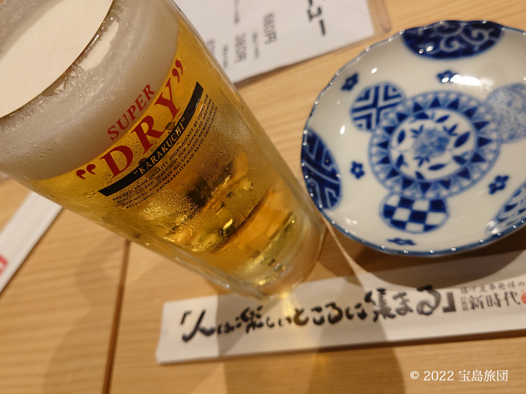 スーパードライのジャッキできた90円の生ビールの写真です。サイズは小から中ジョッキくらいです。
秋葉原駅に向かって50m位の所にある秋葉原本店だと何故か190円です。