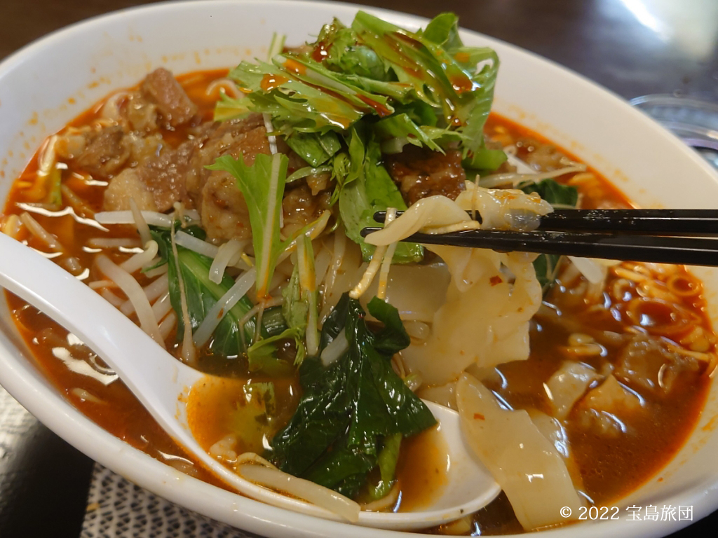 満香苑の刀削麺を麺上げした写真です。