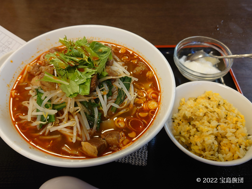 満香苑の牛肉刀削麺定食の写真です。通常の街中華なら炒飯や定職に就いてくるスープの器に炒飯が入っています。