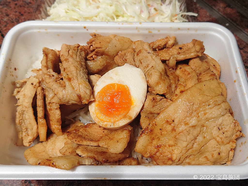 無形工房こっへんさんの北海道十勝豚めしの写真です。半熟玉子が豚めしの中央に乗っていて、サラダは別パックになっています。