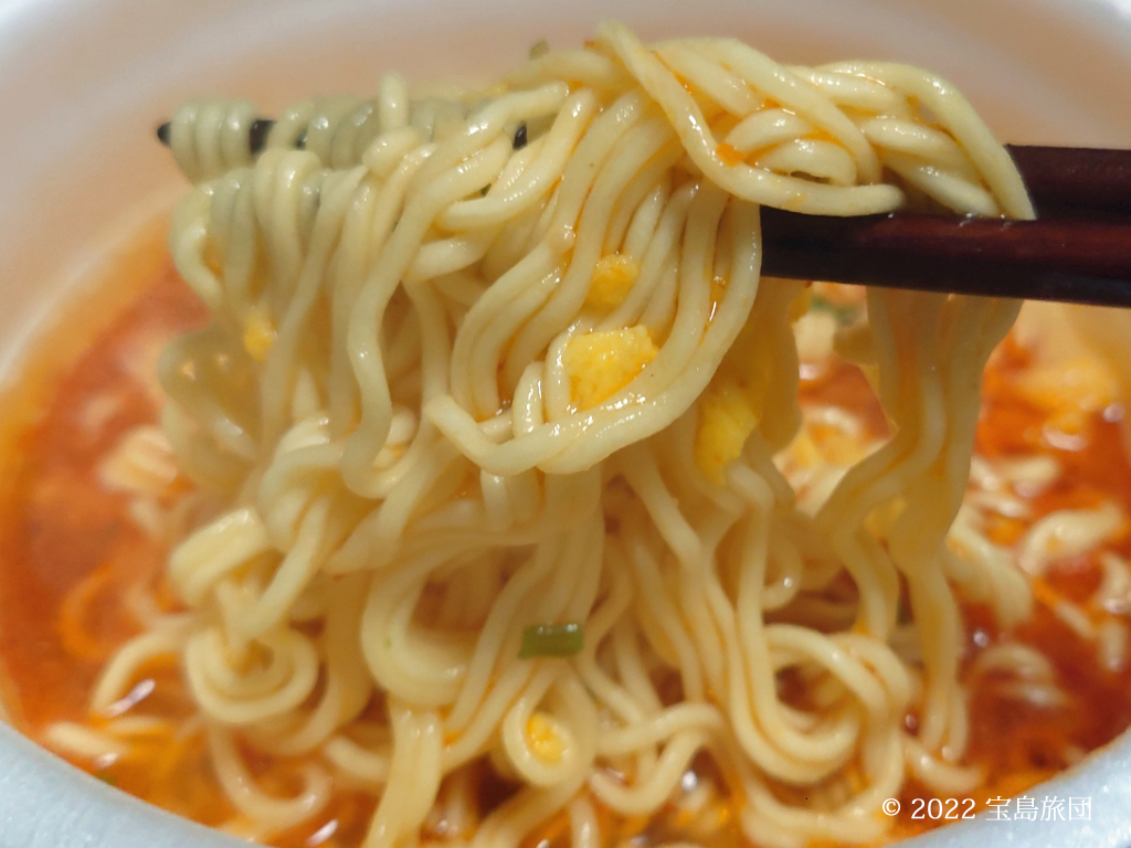 マルちゃんのごつ盛り塩坦々麺を麺上げした写真です。