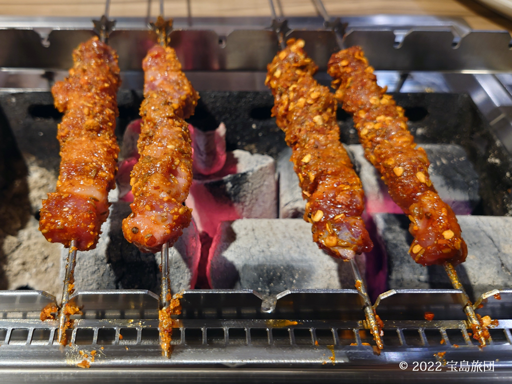 千里香の上野本店は日本の焼鳥と異なり、テーブルで串焼きの食べ頃を自分で判断します。