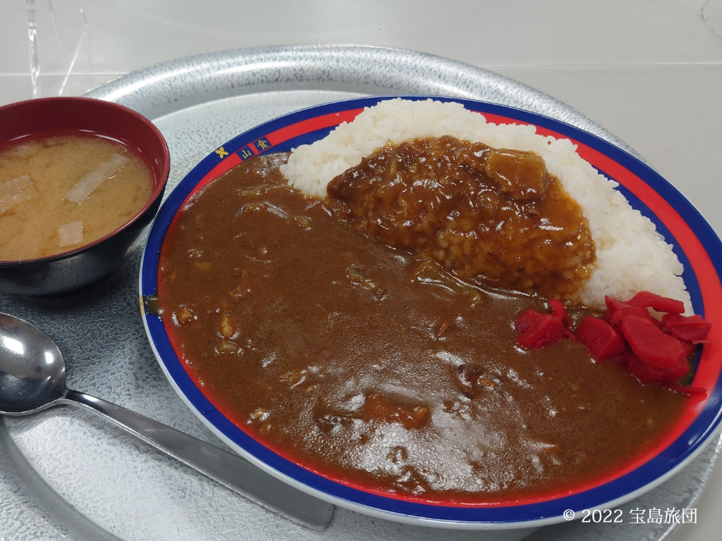 山食のカレー大盛りの写真です。お皿は慶應大学仕様でブルー、レッド＆ブルーの縁取りに黄色でペンが、そして山食と書かれています。