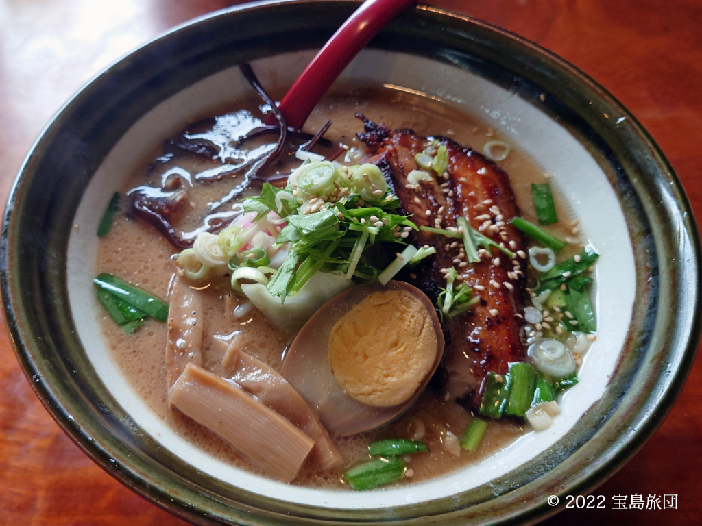 くらやさんの、とんこつ味噌ラーメンです。とんこつ臭さは全くなく、濃厚な味噌という感じのスープは最後まで飲み干せます。大きな炙りチャーシューがどーんと1枚、固ゆでのゆで玉子が半分、歯触りに細切りのキクラゲをアクセントとして、揚げ玉もこっそり入っていて最高です。