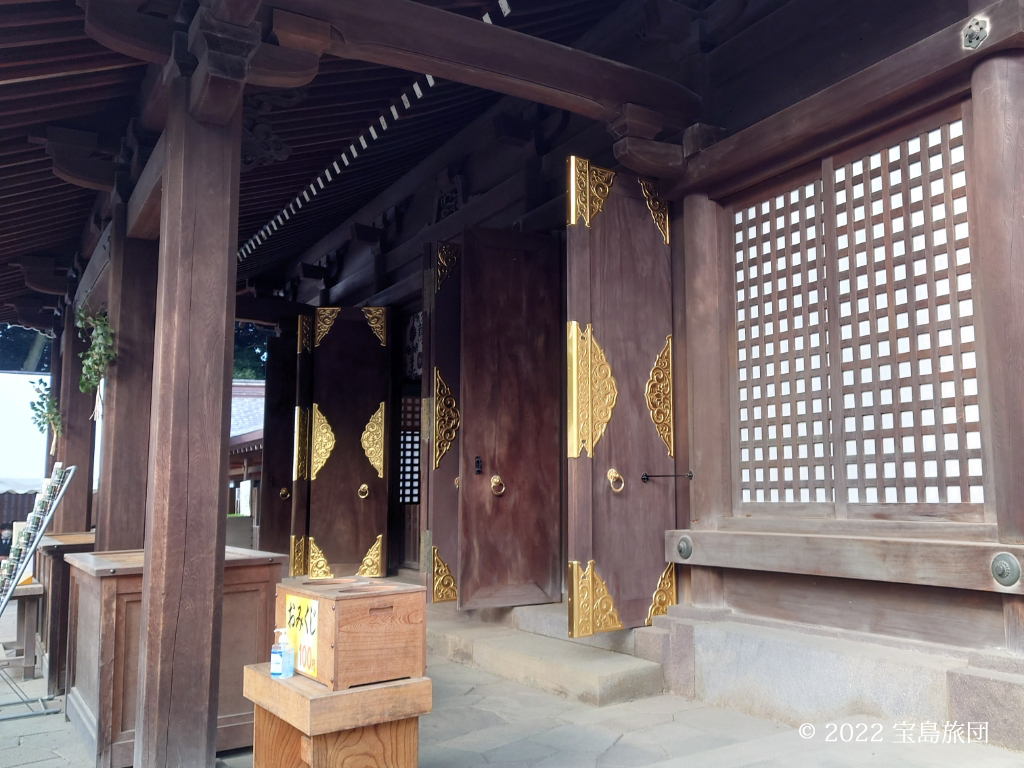 氷川神社本殿の横からの写真です。