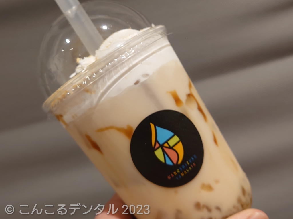 ぱっと見はカフェラテです。生クリームの上にはきなこがふられています。